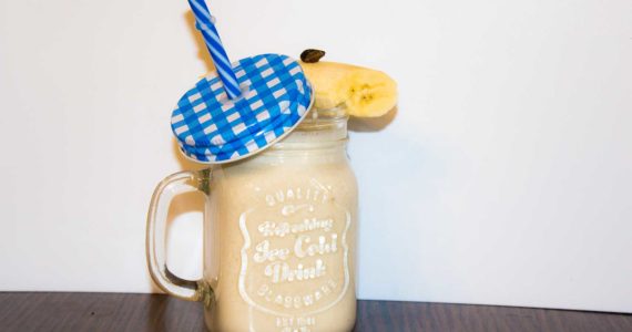 Bananen-Mandelmilch-Smoothie-mit-einer-Tonka-Bohne