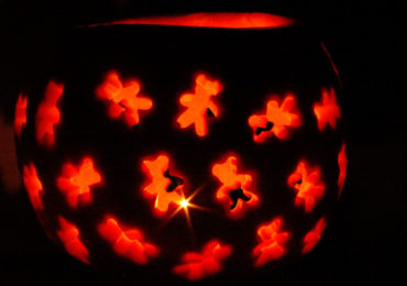 Halloween Kürbis schnitzen