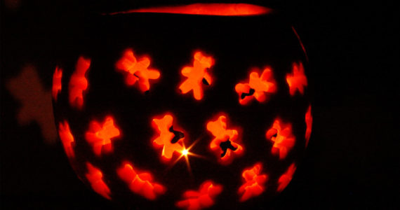 Halloween Kürbis schnitzen