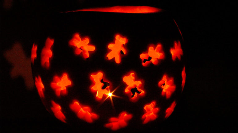 Halloween Kürbis schnitzen