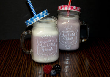 Cashewmilch mit Beeren