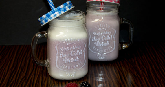 Cashewmilch mit Beeren