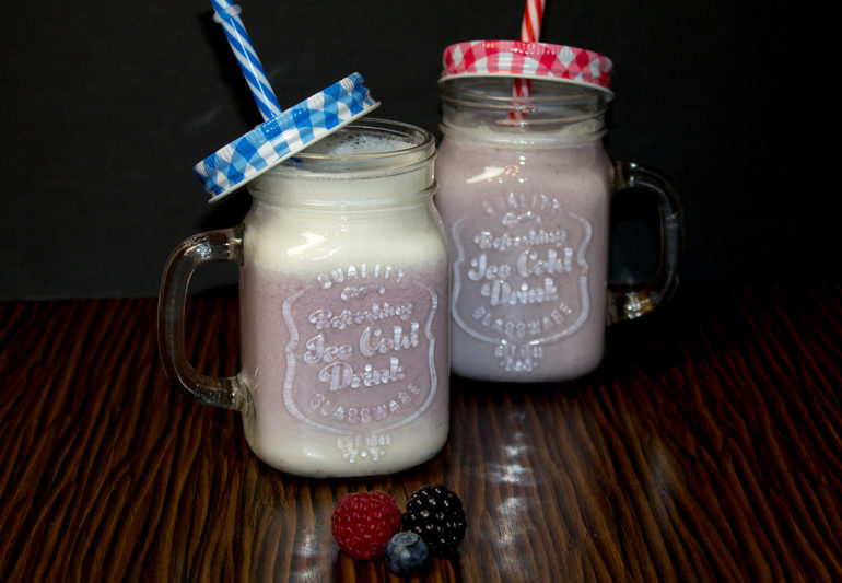 Cashewmilch mit Beeren